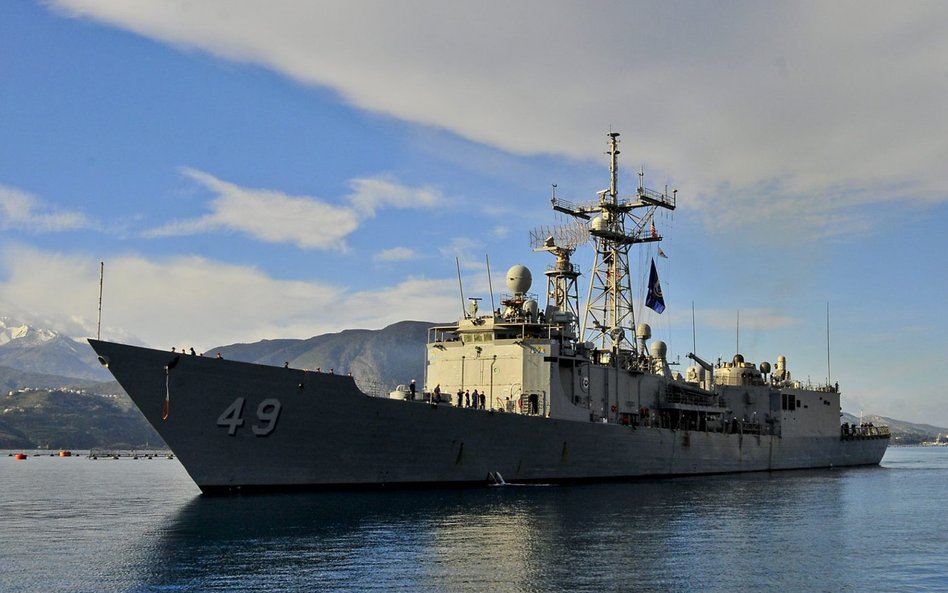 Fregata rakietowa USS Robert G. Bradley, która wkrótce podniesie banderę Bahrajnu. Fot./US Navy/Paul