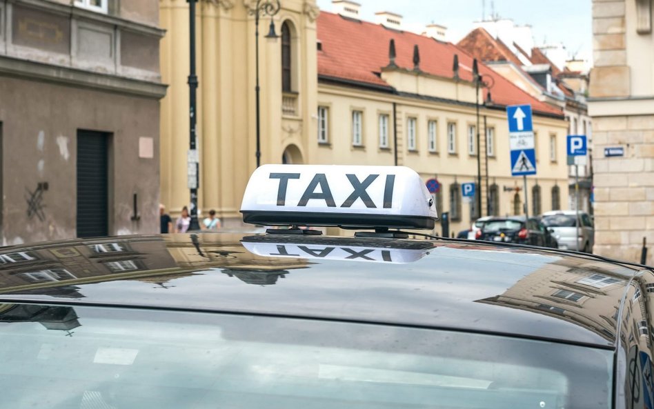 Branża taxi wreszcie odbija po lockdownach. Popyt nie wrócił jeszcze do poziomów sprzed pandemii, al