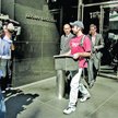 Pracownik banku Lehman Brothers opuszcza biurowiec po bankructwie tej instytucji 15 września 2008 r.