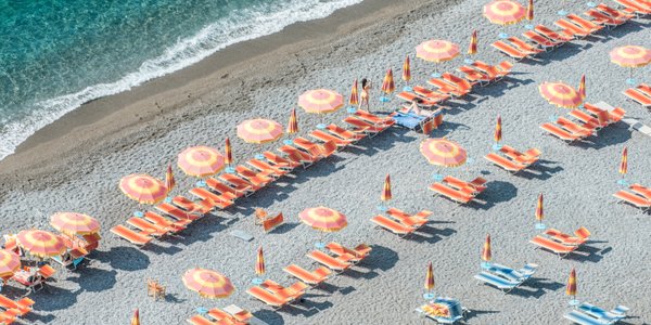 Na tej plaży nie skorzystasz z parasola. Chyba że 