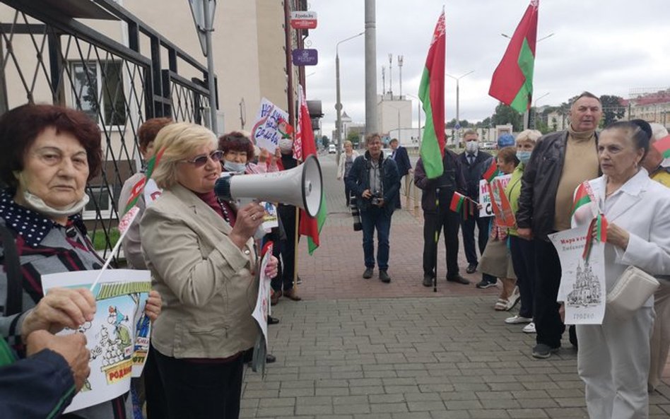 Grodno: Zwolennicy Łukaszenki pikietowali polski konsulat