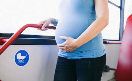 Włochy: Rodząca kobieta pojechała do szpitala autobusem bez biletu. Mandat 71 euro