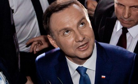 Referendum konstytucyjne. Andrzej Duda odda pieniądze