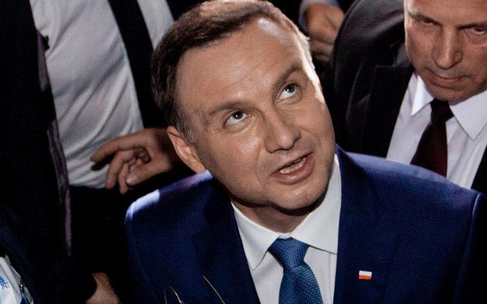 Referendum konstytucyjne. Andrzej Duda odda pieniądze