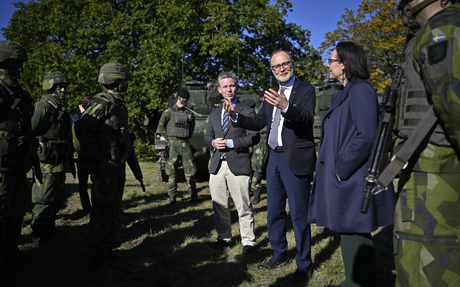 Szwedzki minister obrony Pal Jonson (po lewej), minister spraw zagranicznych Szwecji Maria Malmer St