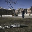 Resztki rosyjskiej rakiety na ulicy Charkowa