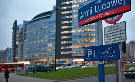 Tabliczki są nowe, ale patroni zostali tacy, jak w PRL. W Warszawie wciąż jest aleja Armii Ludowej