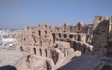 Rzymski amfiteatr w El-Dżem wciąż imponuje swoim monumentalnym stylem. Zachowały się też jego podzie