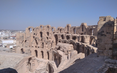 Rzymski amfiteatr w El-Dżem wciąż imponuje swoim monumentalnym stylem. Zachowały się też jego podzie