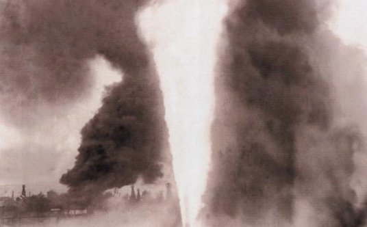 Pracownicy kopalni gazu obok nowego odwiertu – okolice Borysławia, lata 20. ub. wieku