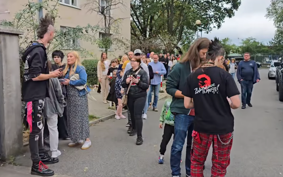 Od rana tłumy ustawiają się w kolejce przed grochowskim OSiR-em