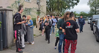 Od rana tłumy ustawiają się w kolejce przed grochowskim OSiR-em