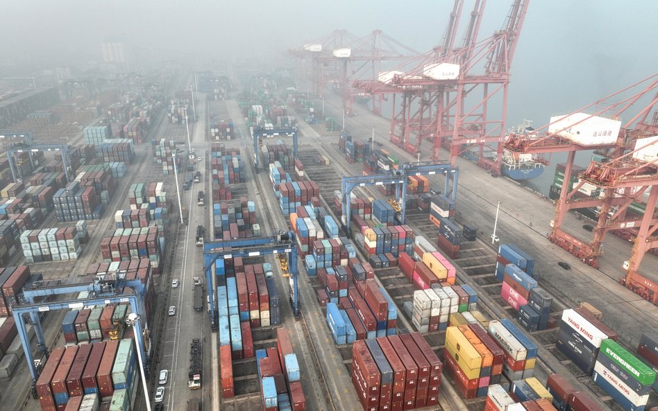 Kontenery transportowe ułożone w porcie w Lianyungang, w prowincji Jiangsu we wschodnich Chinach