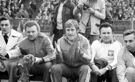 Jacek Gmoch (w środku) ze swoim sztabem podczas meczu towarzyskiego Polska – Argentyna na Stadionie 