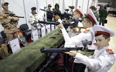 Rosyjscy kadeci wojskowi na wystawie broni w Rostowie.