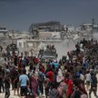 Ciężarówki z pomocą humanitarną w Beit Lahia, w północnej części Strefy Gazy