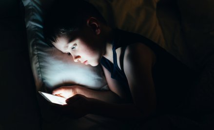 Połowa dzieci z podstawówek korzysta ze smartfonów po godzinie 22. Co dziesiąte kilka razy w tygodni