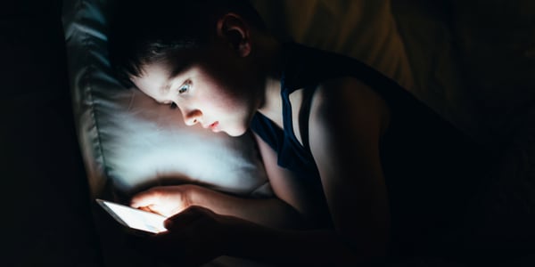 Smartfony „kradną” dzieciom sen. Wyniki badań w Polsce niepokoją