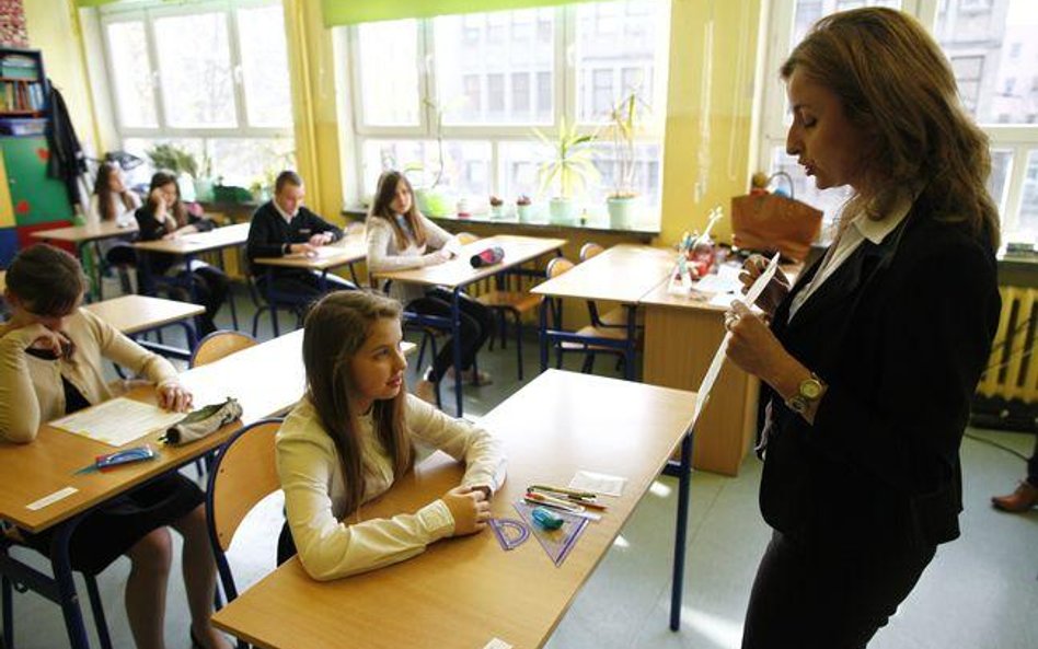 MEN: Nauczycielowi przysługuje 16 godzin albo 2 dni wolnego na dziecko