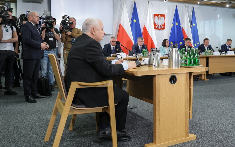 Wezwany na świadka prezes PiS Jarosław Kaczyński oraz członek komisji, poseł PiS Mariusz Gosek podcz