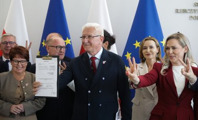 Senator koła „Niezależni i Samorządni” Wadim Tyszkiewicz podczas konferencji dotyczącej powstania no