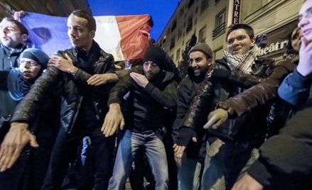 Tak wygląda quenelle, gest wymyślony przez Dieudonne, pomyślany jako obraźliwy dla Żydów