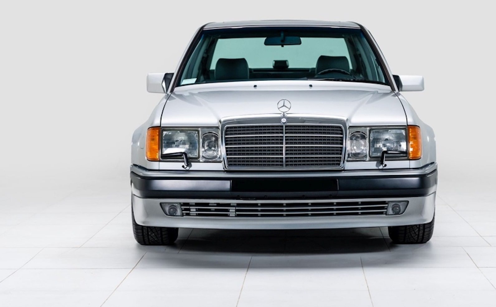 Mercedes 500E z garażu Seinfelda bije rekord. To więcej niż zwykły youngtimer