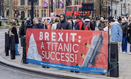Demonstranci protestują w Londynie przeciwko brexitowi przed piątą rocznicą oficjalnego wyjścia Wiel