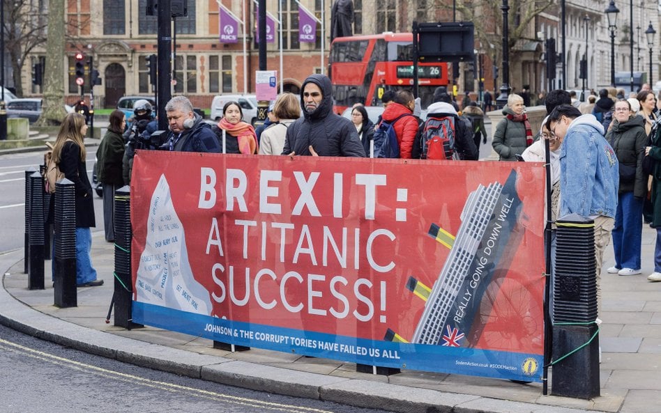 Demonstranci protestują w Londynie przeciwko brexitowi przed piątą rocznicą oficjalnego wyjścia Wiel