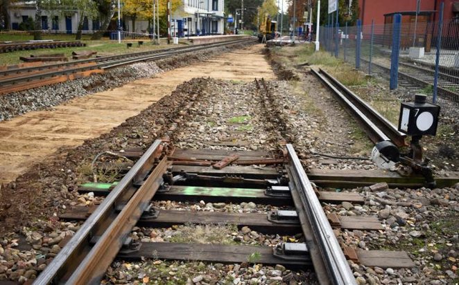 Wymiana rozjazdów i torów WKD, niektóre pochodziły z lat 80. XX wieku