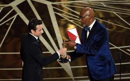 Justin Hurwitz odbiera Oscara za muzykę w "La La Land"