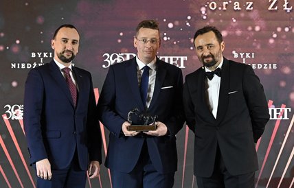 Nagrodę w imieniu swojej firmy odebrał wiceprezes Rainbow Tours Piotr Burwicz (w środku)