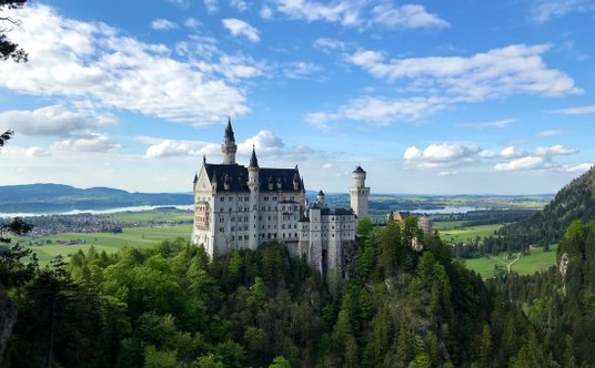 Neuschwanstein uznawany jest za jeden z najciekawszych zamków na świecie.