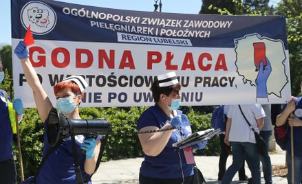 12 maja, protest Ogólnopolskiego Związku Zawodowego Pielęgniarek i Położnych przed Sejmem w Warszawi
