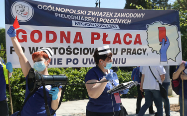12 maja, protest Ogólnopolskiego Związku Zawodowego Pielęgniarek i Położnych przed Sejmem w Warszawi