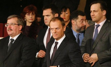 Na pierwszym planie od lewej: Bronisław Komorowski, Donald Tusk, Radosław Sikorski
