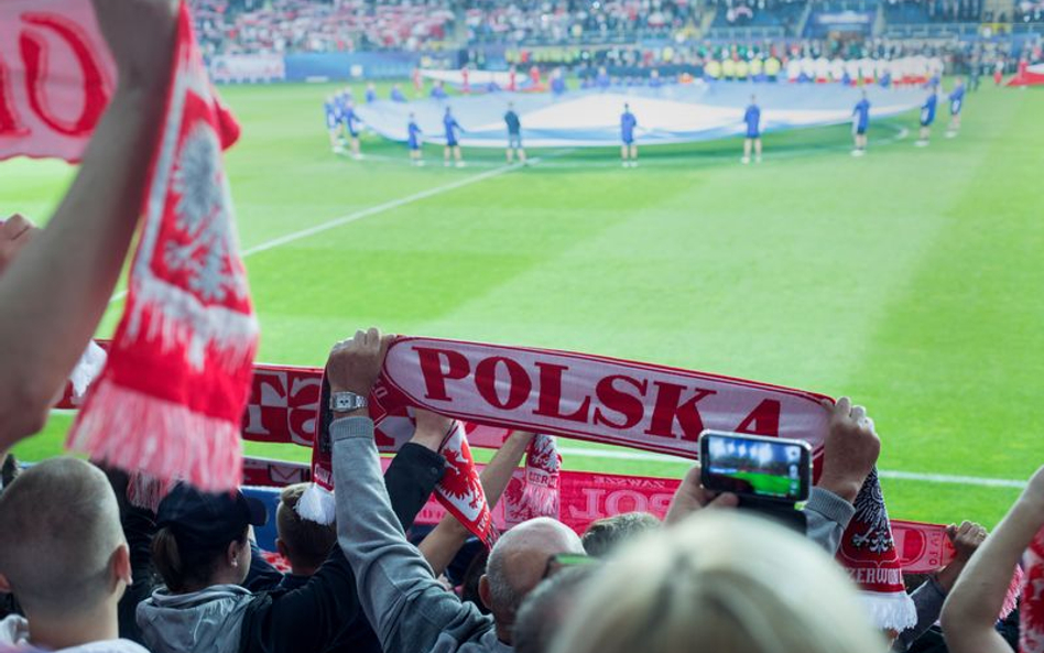 Stadiony piłkarskie z sektorami bez miejsc siedzących dla kibiców