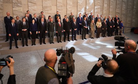 Prawie jak rodzinny portret Europy: przedstawiciele Grupy Kontaktowej ds. Obrony Ukrainy w Brukseli