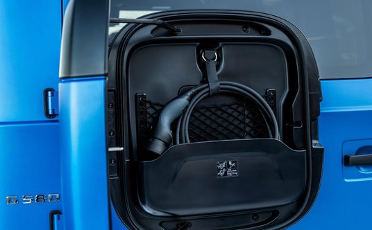 w miejscu gdzie w benzynowych wersjach znajduje się koło zapasowe, w elektryku jest kabel do ładowan