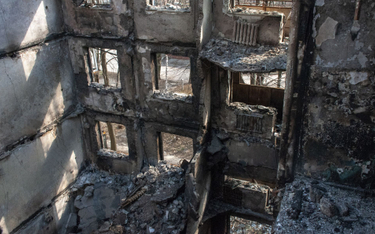 Zniszczony w wyniku ostrzału budynek mieszkalny w Charkowie