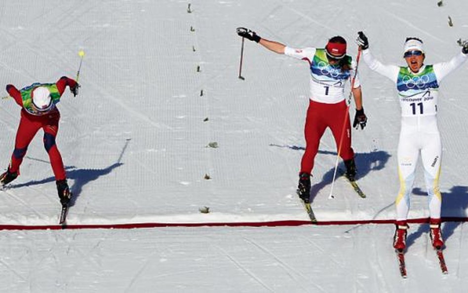 Finisz biegu na 15 km techniką łączoną. Od lewej: Kristin Steira (czwarte miejsce), Justyna Kowalczy