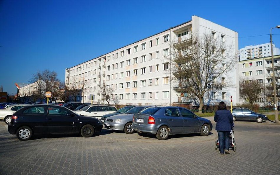 Parking tylko przy blokach. Nie można ustalić miejsc postojowych przy sklepach