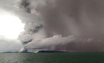 Wulkan Krakatau wyrzuca ciągle mnóstwo pyłu