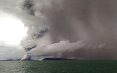Wulkan Krakatau wyrzuca ciągle mnóstwo pyłu