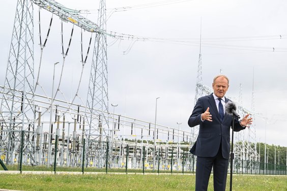 Premier Donald Tusk podczas uroczystego zakończenia budowy „Stacji 400 kV Choczewo” w Osiekach Lębor