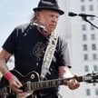 Neil Young występuje podczas wiecu „Walka z oligarchią” („Fighting Oligarchy”), który odbył się w 20