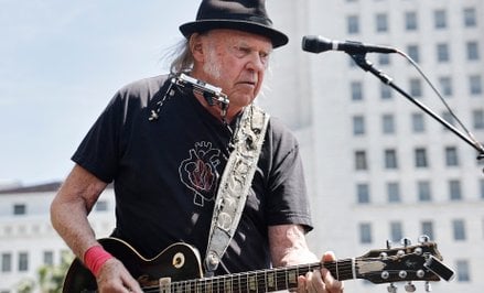 Neil Young występuje podczas wiecu „Walka z oligarchią” („Fighting Oligarchy”), który odbył się w 20