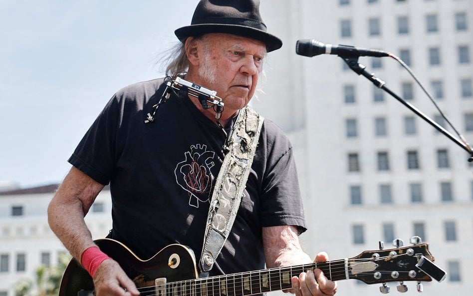 Neil Young występuje podczas wiecu „Walka z oligarchią” („Fighting Oligarchy”), który odbył się w 20