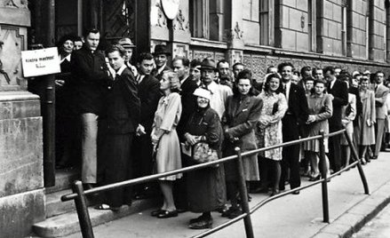 Głosujący w 1946 roku mieszkańcy Bratysławy mieli nadzieję na ocalenie normalności