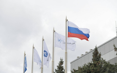 Rosyjska flaga przed budynkiem okupowanej Zaporoskiej Elektrowni Jądrowej
